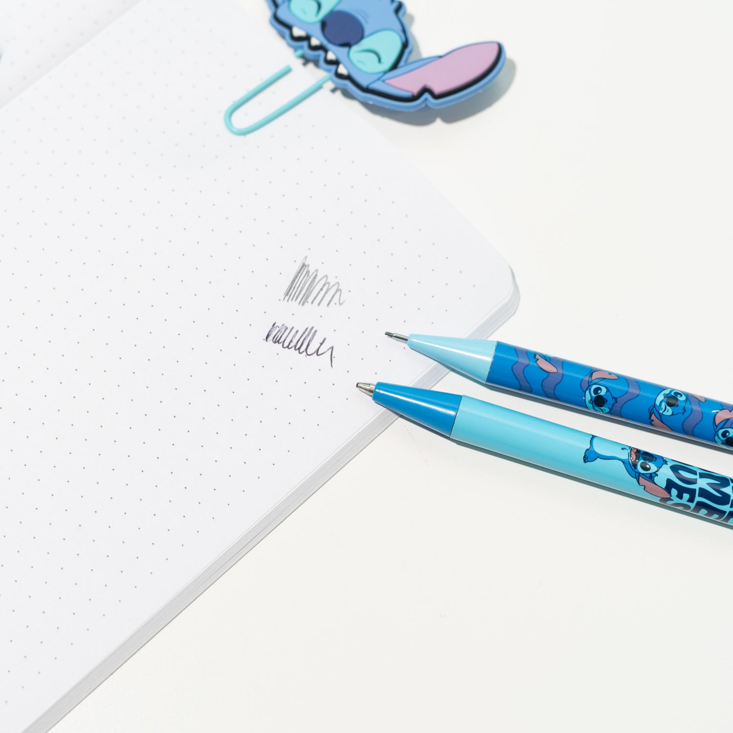 STITCH - Set 2 Stylos-bille avec son Socle 3D Acrylique grupo erik
